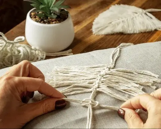 knotting the macrame